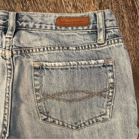 Abercrombie and Fitch Distressed Light Wash Bermuda Shorts Size 2 - Picture 3 of 11